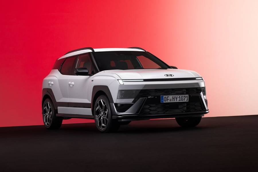 Hyundai Bayon N Line branco visto lateralmente