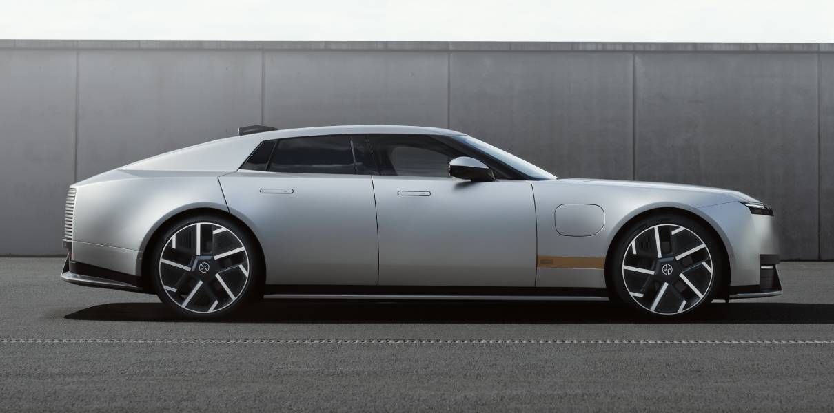 Novo Jaguar Type 01 prata visto de lado