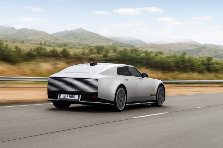 Novo Jaguar Type 01 prata visto de trás