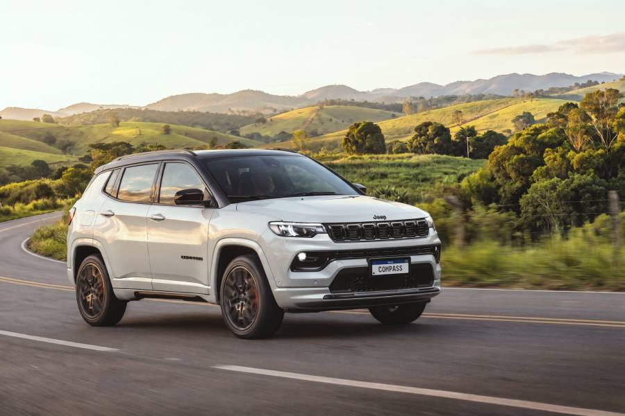 Jeep Compass Blackhawk 2027 branco visto de frente