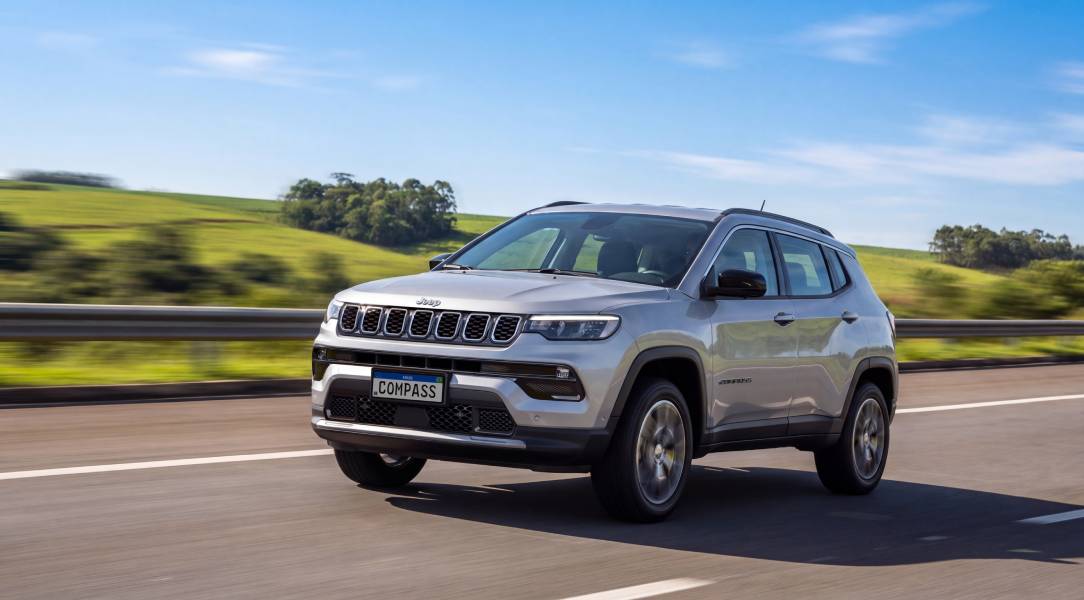 Jeep Compass Longitude 2027 prata visto de frente