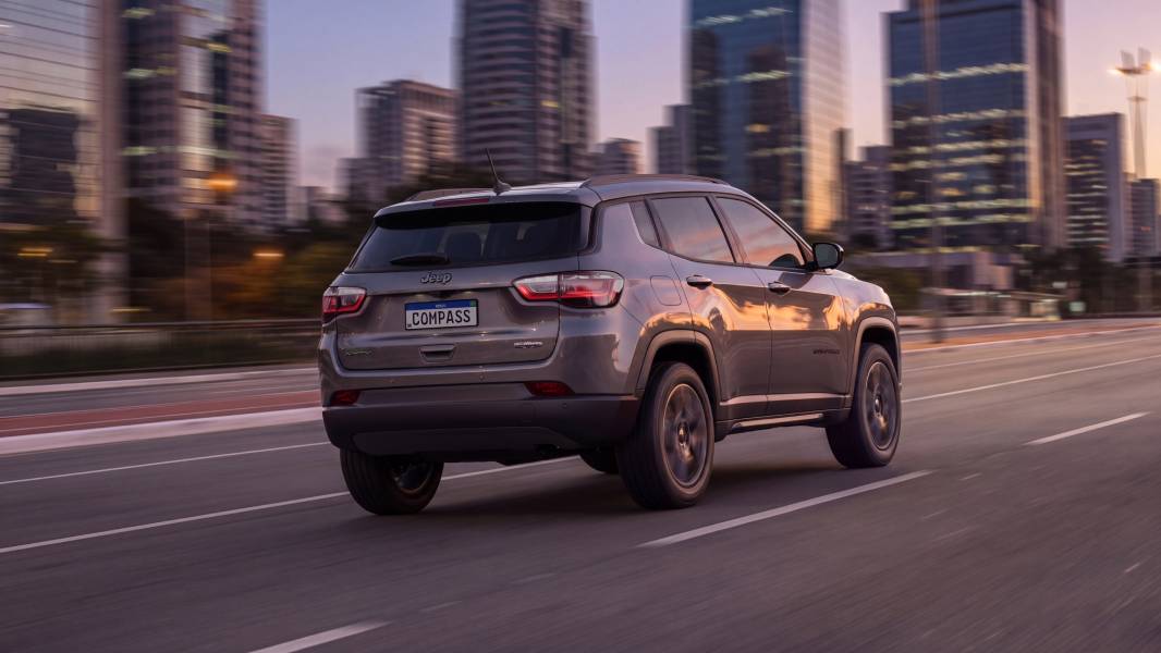 Jeep Compass Longitude Night Eagle 2027 MHEV cinza visto de trás