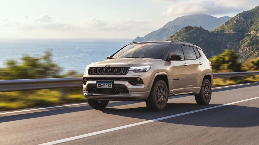 Jeep Compass Série S 2027 MHEV bege visto de lado