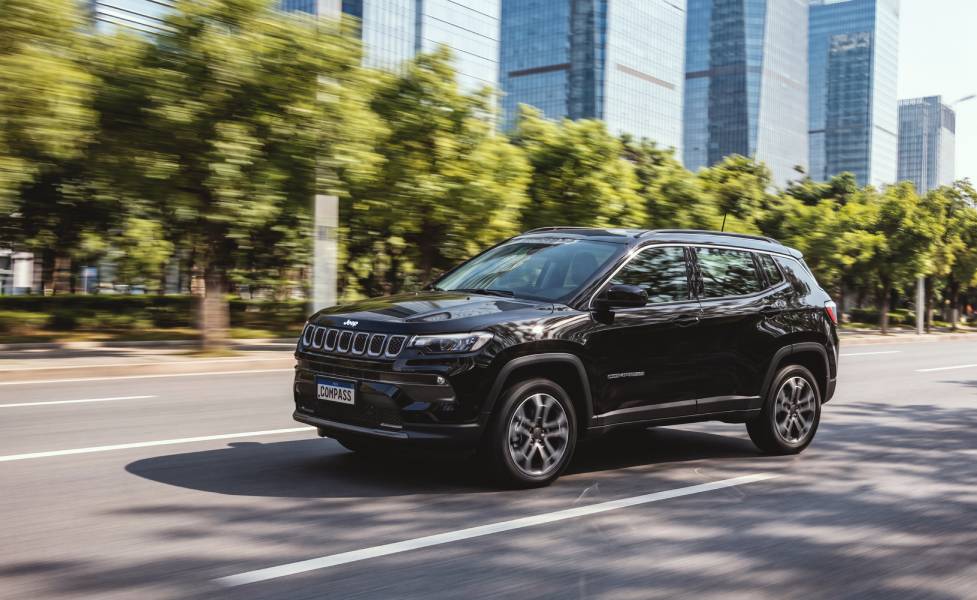 Jeep Compass Sport 2027 preto visto de lado
