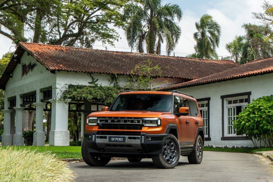 Jetour G700 laranja visto de frente