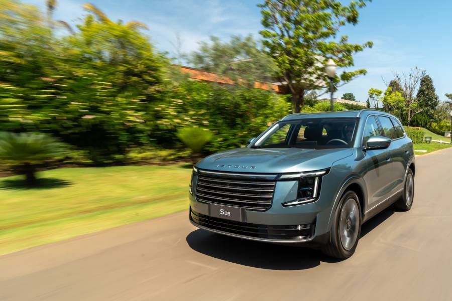 Jetour S08 PHEV cinza esverdeado visto de frente