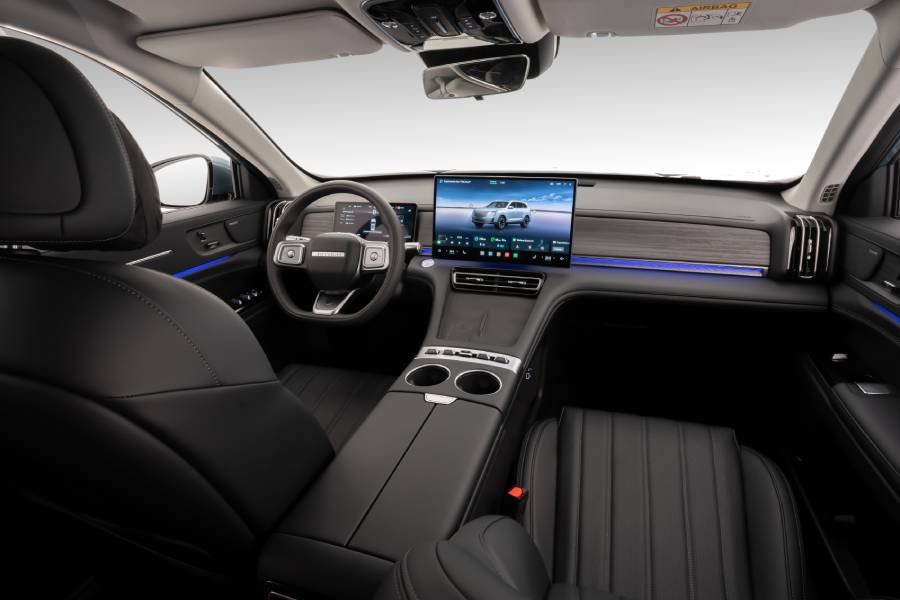 painel com telas ligadas do Jetour S08 PHEV