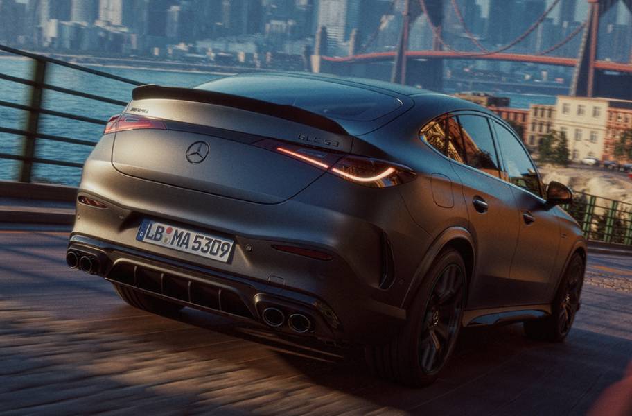 Mercedes-AMG GLC 53 4MATIC+ Coupé cinza visto de trás
