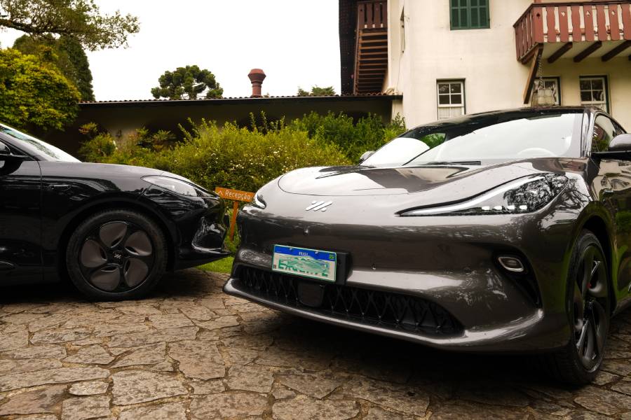 Novo MG IM6 vistos de frente