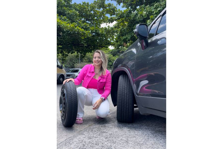 Vittória Gabriela, da plataforma Dona do Meu Destino, ao lado de um carro