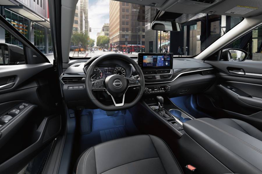 Painel com telas ligadas do Nissan Altima 2027