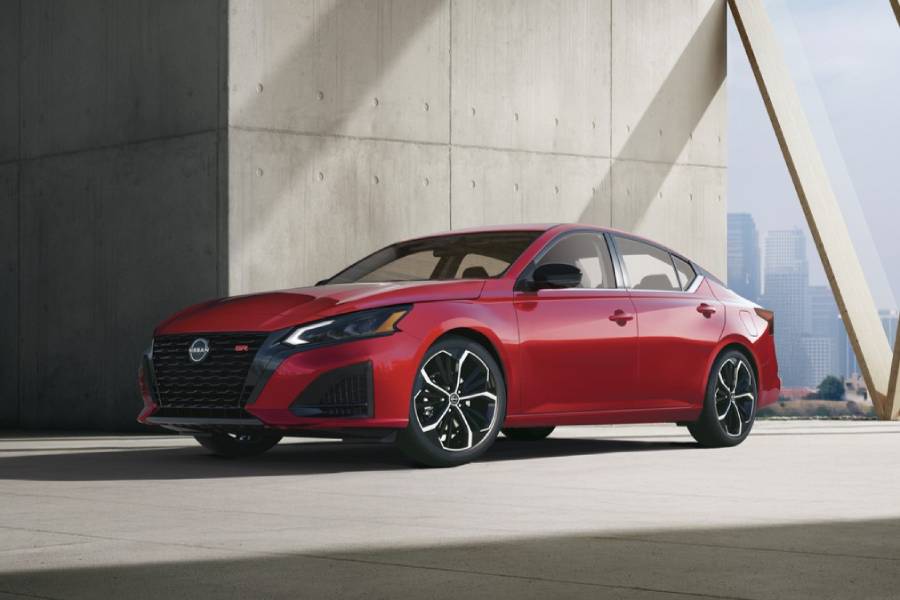 Nissan Altima 2027 vermelho visto de frente