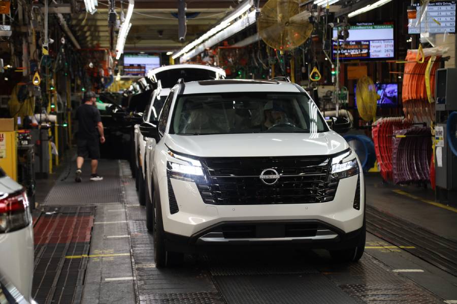Nissan Pathfinder branco visto de frente e saindo de linha de produção