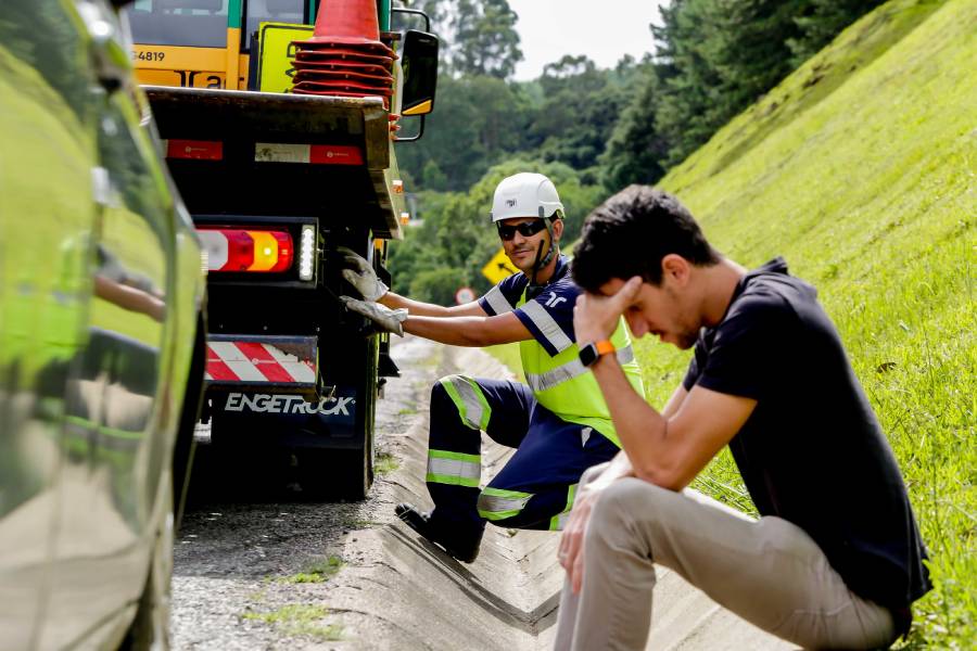 motorista com problemas em seu carro