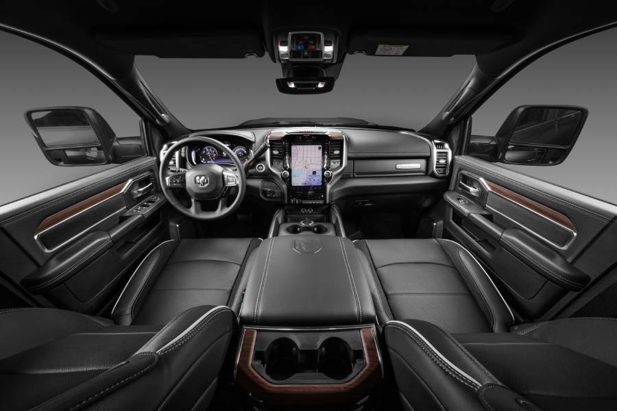 painel com telas ligadas da Ram 2500 Laramie Night Edition
