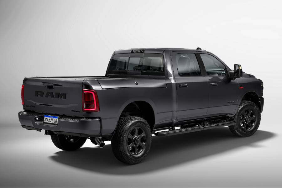Ram 2500 Laramie Night Edition cinza vista de trás