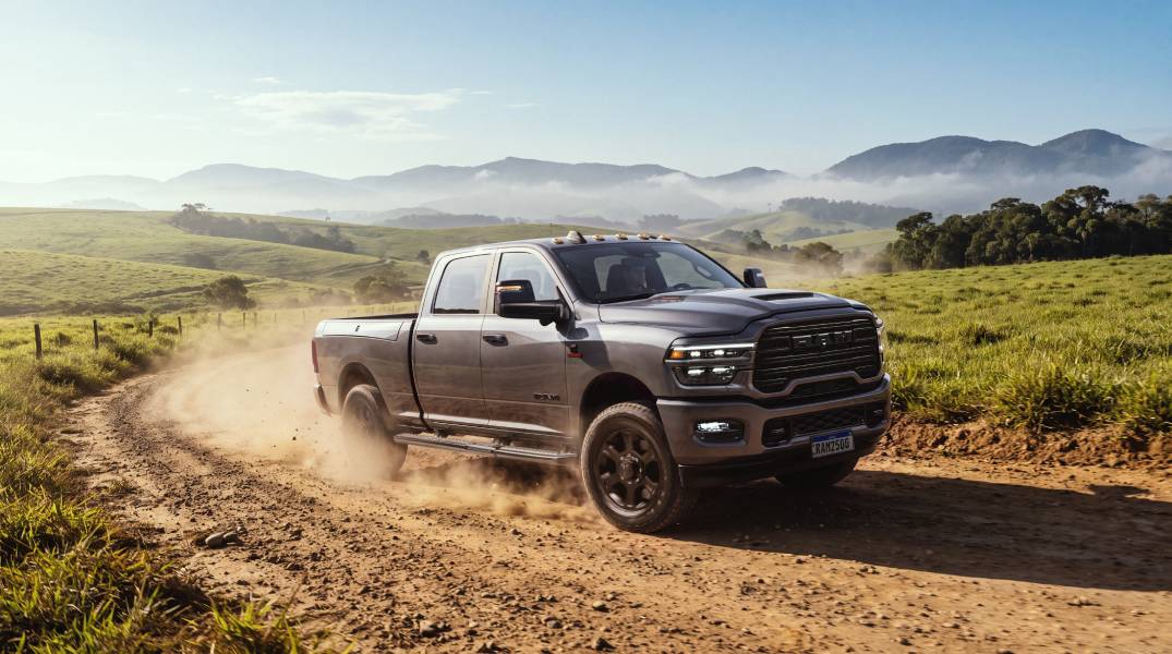 Ram 2500 Laramie Night Edition cinza vista de frente