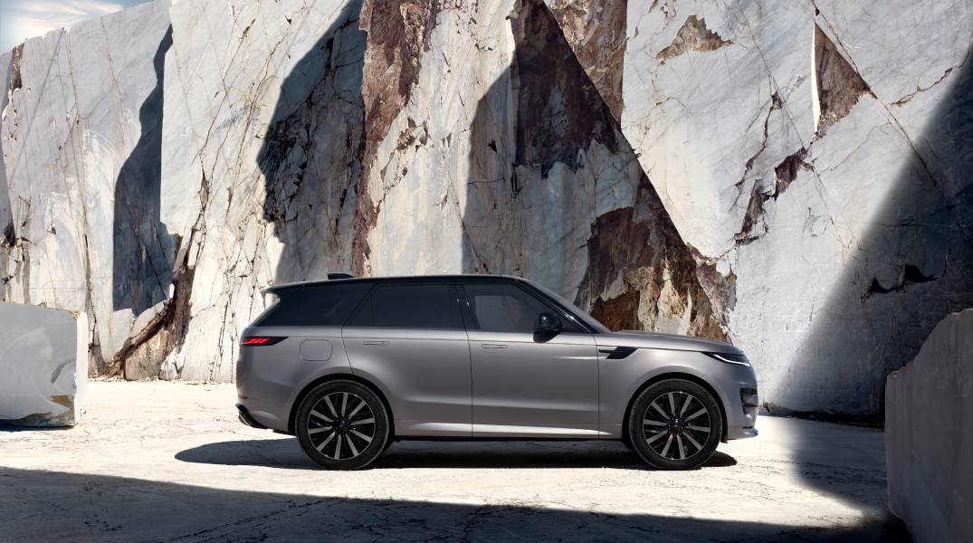 Range Rover Sport elétrico cinza visto de lado