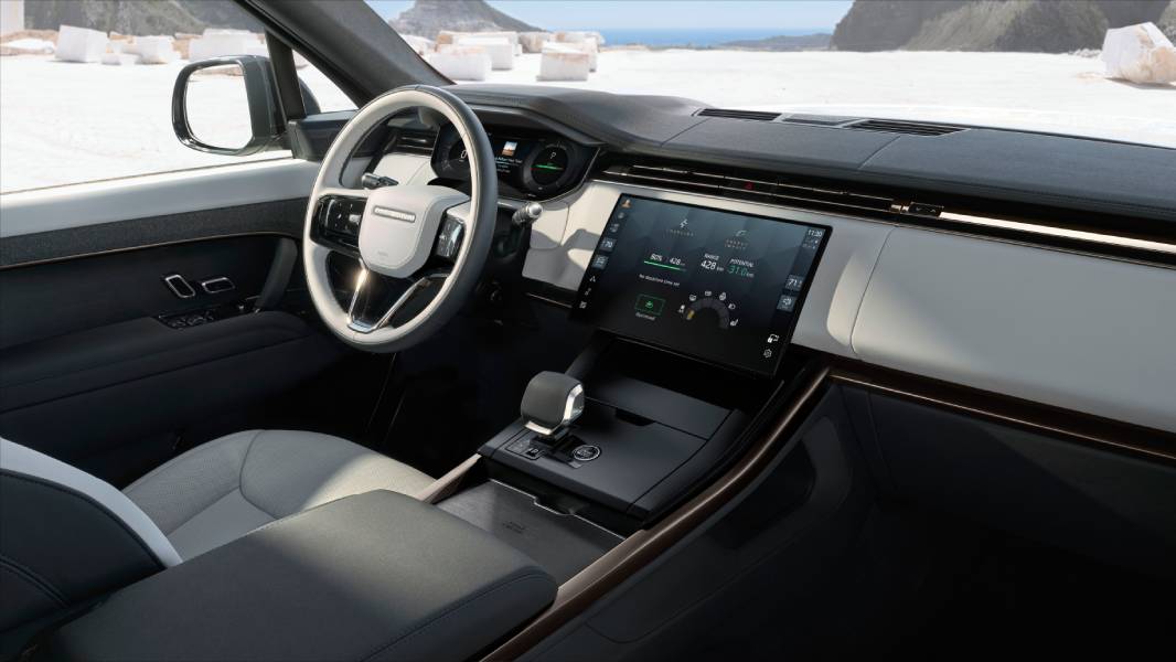 painel com telas ligadas do Range Rover Sport elétrico