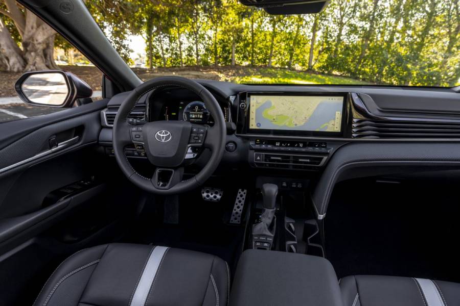 painel com telas ligadas do Toyota Camry 2027