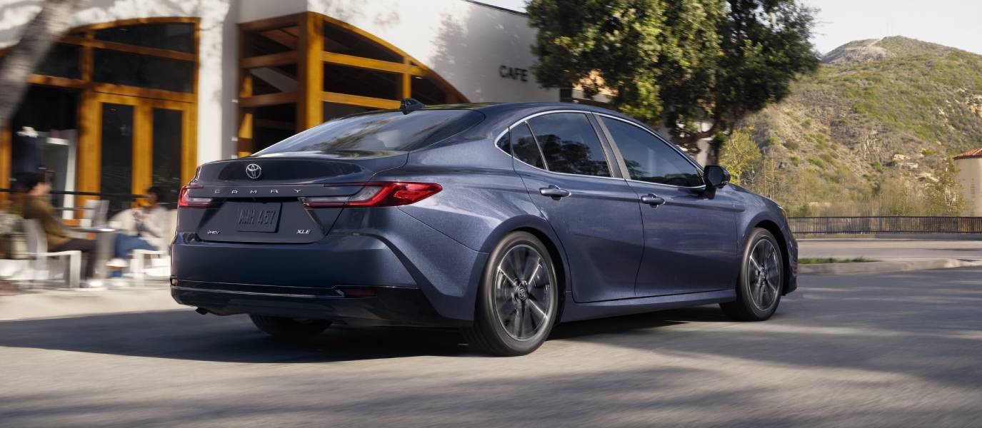 Toyota Camry 2027 cinza visto de trás