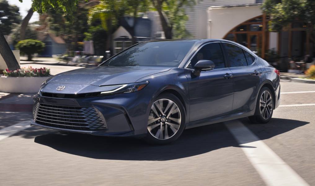 Toyota Camry 2027 cinza visto de frente