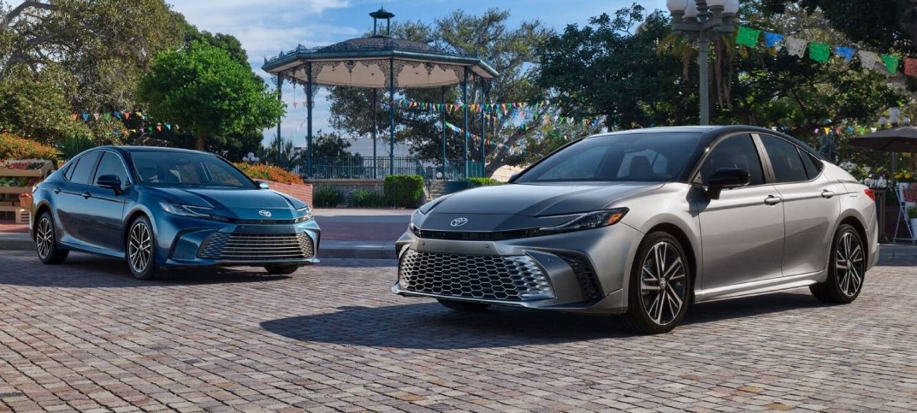 Novos Toyota Camry 2027 vistos de frente