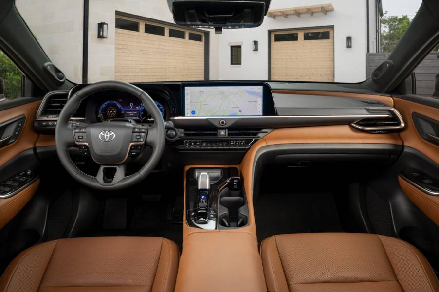 painel com telas ligadas do Toyota Crown Signia