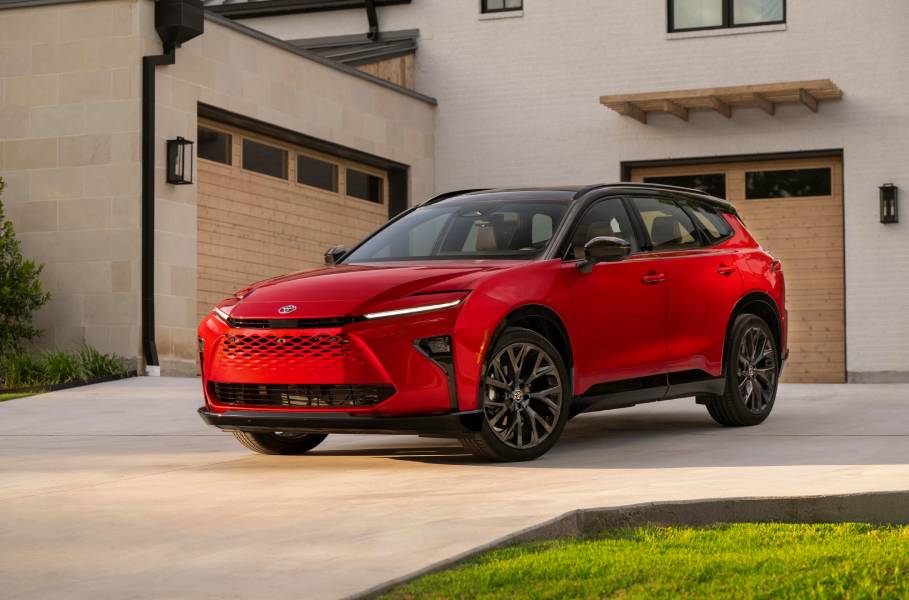 Toyota Crown Signia Limited 2027 vermelho visto de frente
