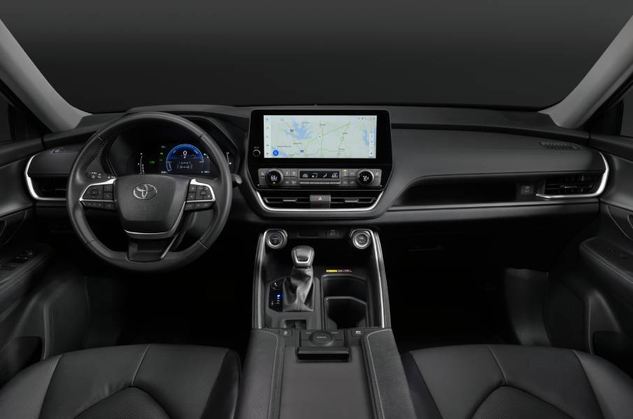 Painel com telas ligadas do Toyota Grand Highlander Woodland Edition
