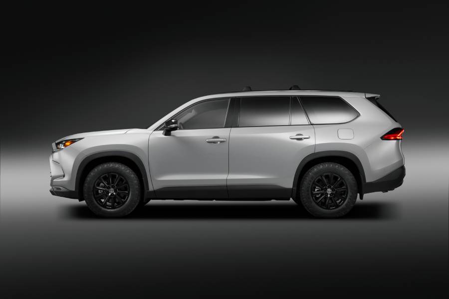 Toyota Grand Highlander Woodland Hybrid Edition prata visto de lado