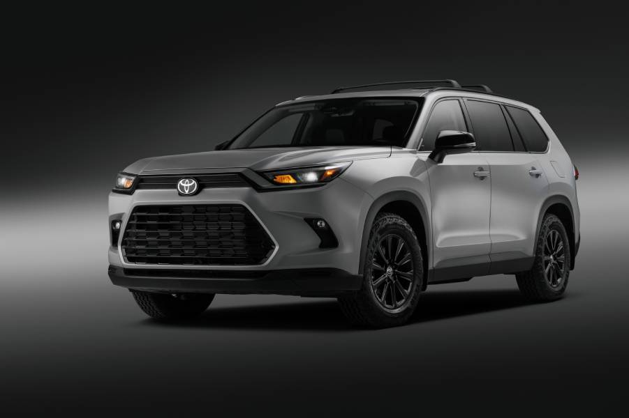 Toyota Grand Highlander Woodland Hybrid Edition prata visto de frente